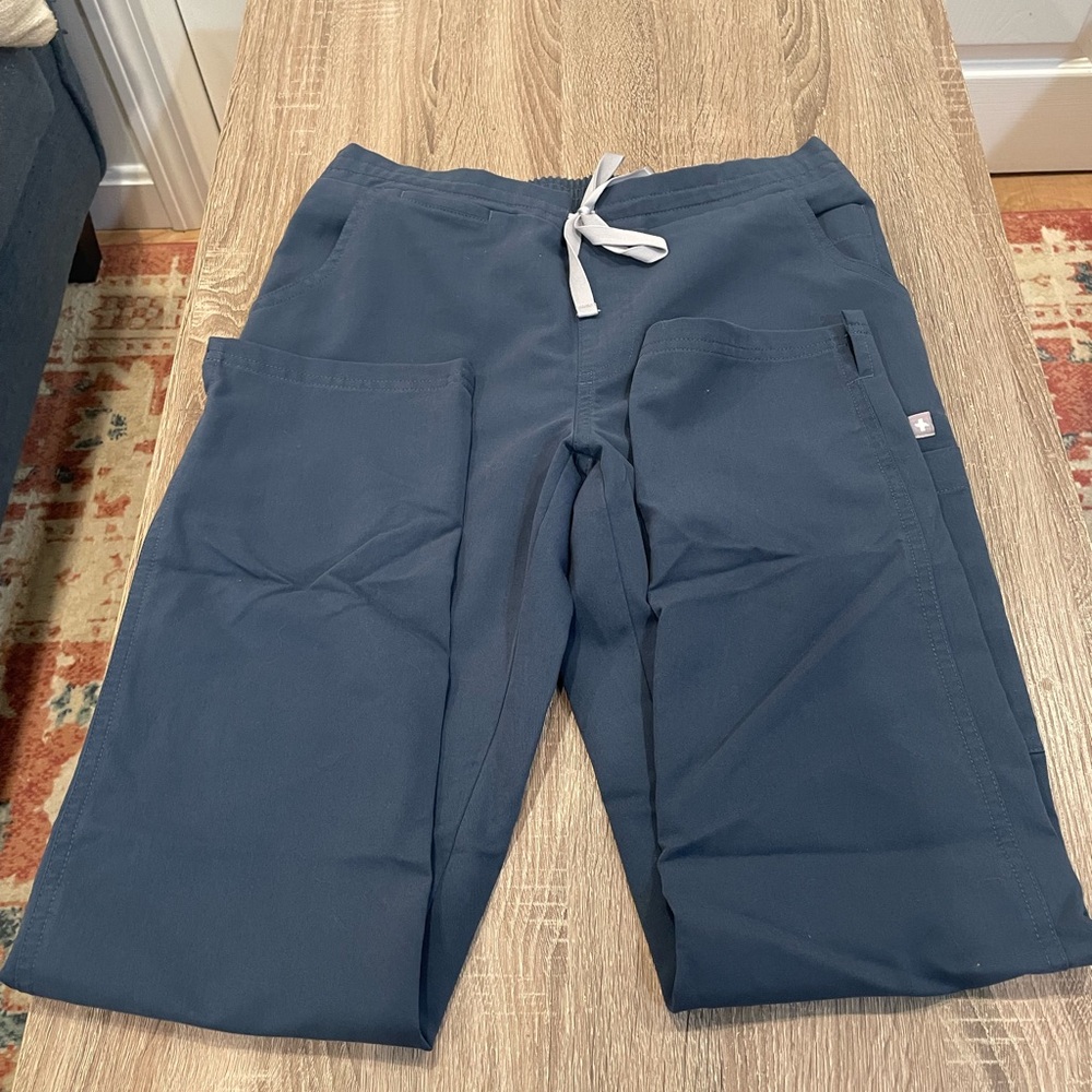 Dark Harbor Figs Scrubs Set